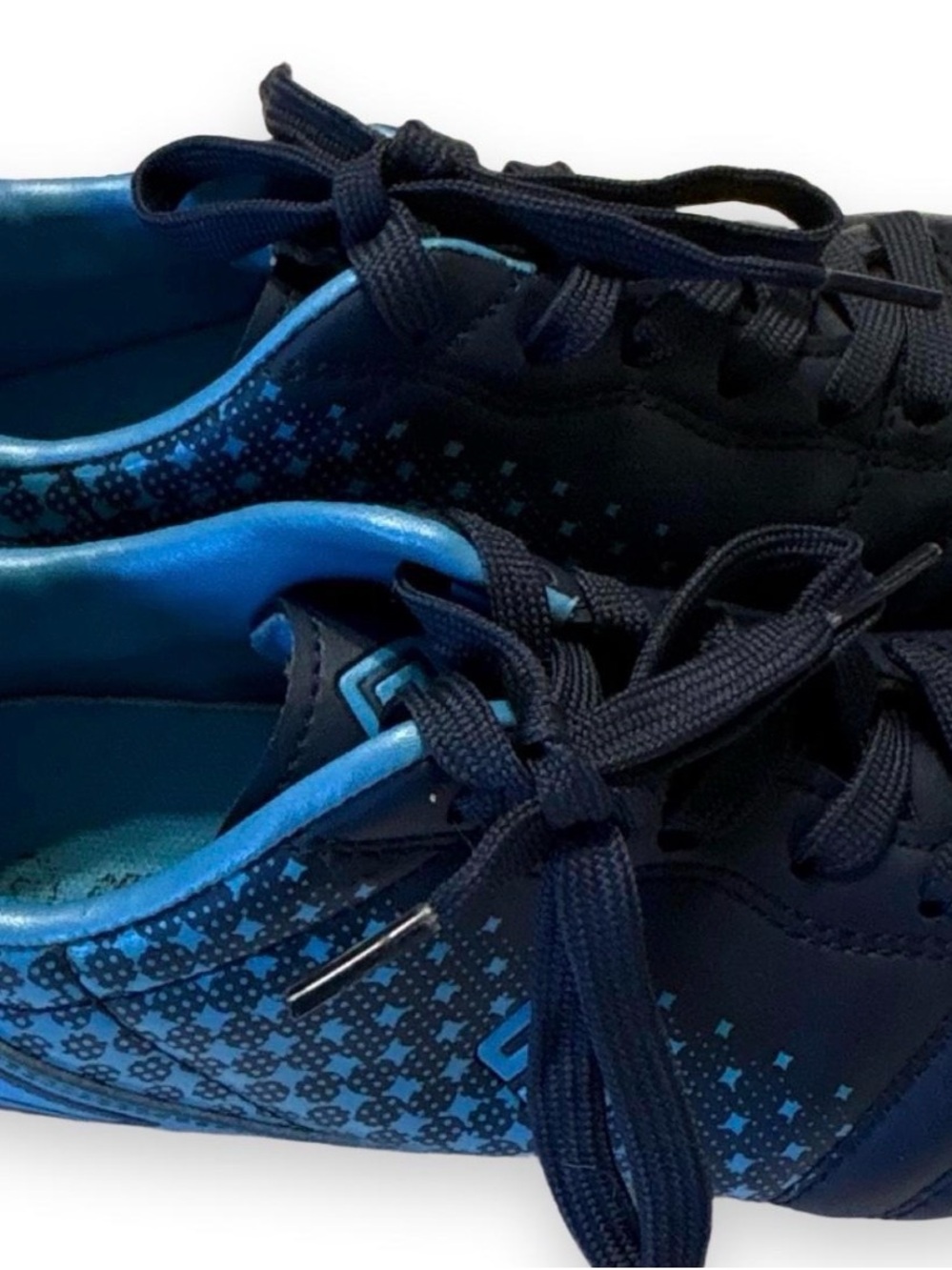 Kids unisex soccer shoes size 3